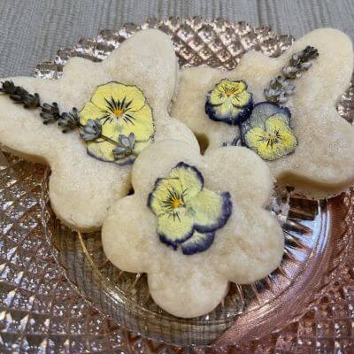 Pretty flower shortbread cookies.